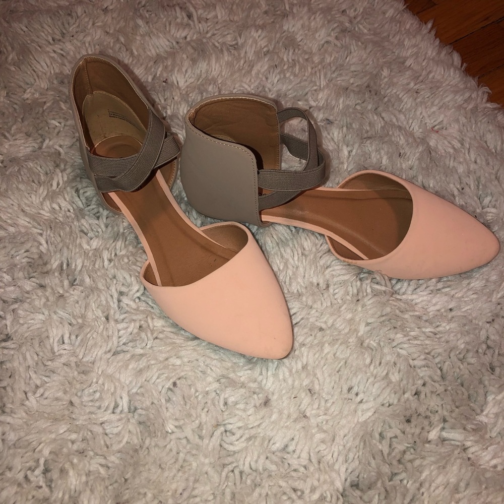 Pointed toe, strappy flats